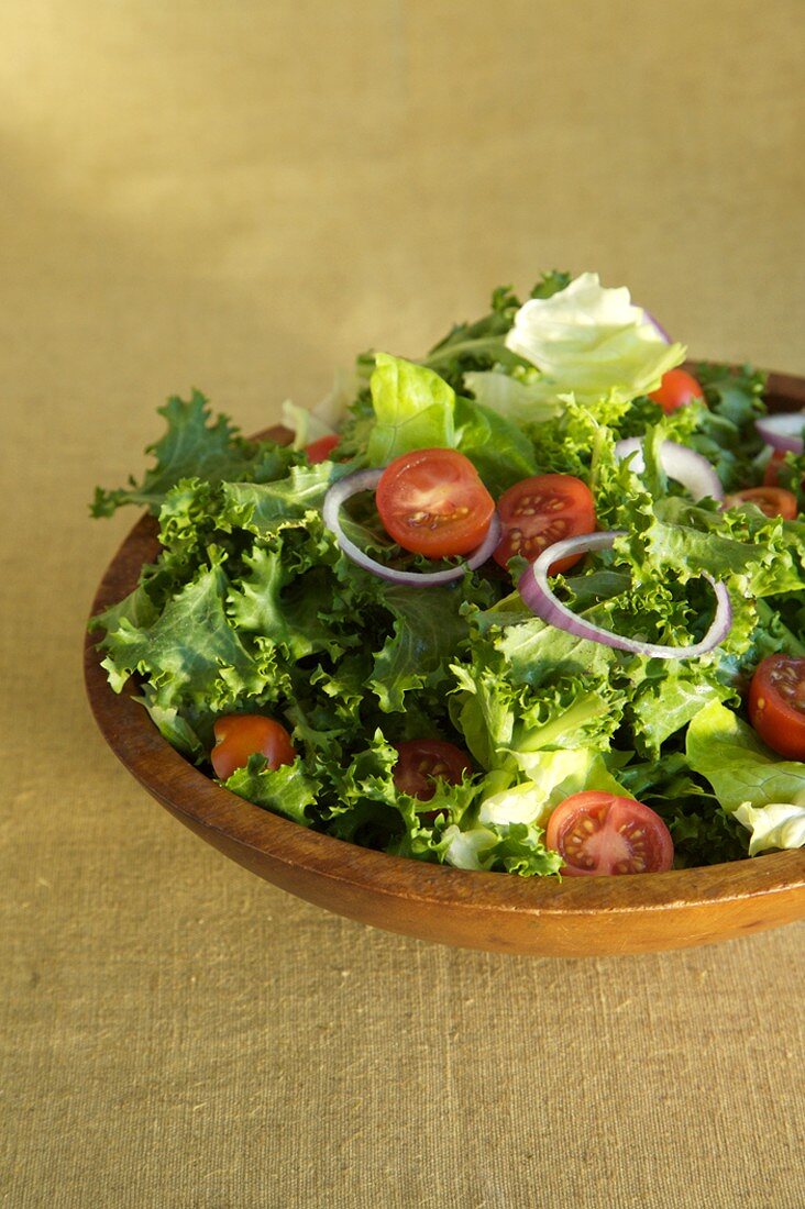 Blattsalat mit Tomaten und roten Zwiebeln