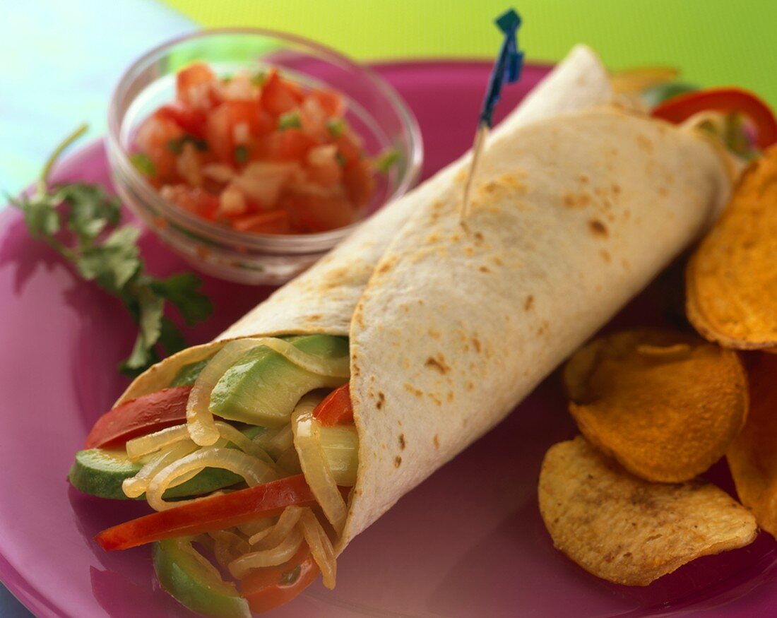 Burrito mit Gemüsefüllung, Chips und Salsa