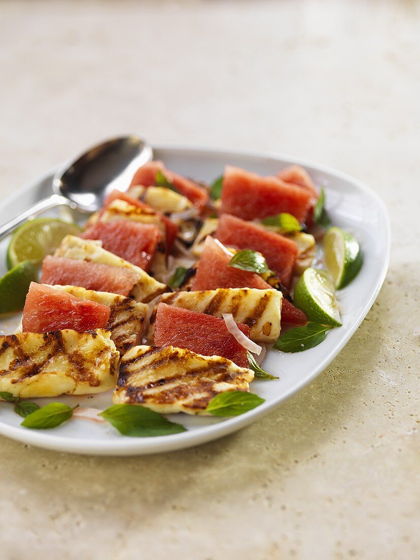 Gegrillter Halloumi in Scheiben mit Wassermelone & Limetten