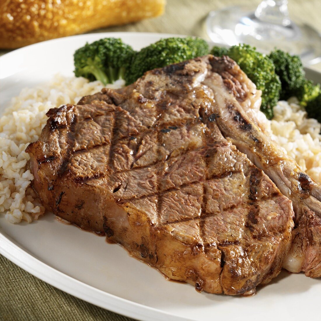 Gegrilltes T-Bone-Steak mit Reis und Brokkoli