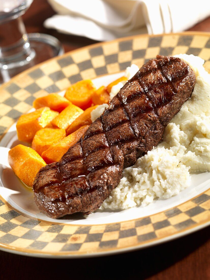 Gegrilltes Rindersteak mit Kartoffelpüree und Möhren