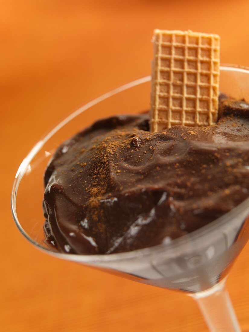 Schokoladenpudding im Glas mit Zimt und Waffel