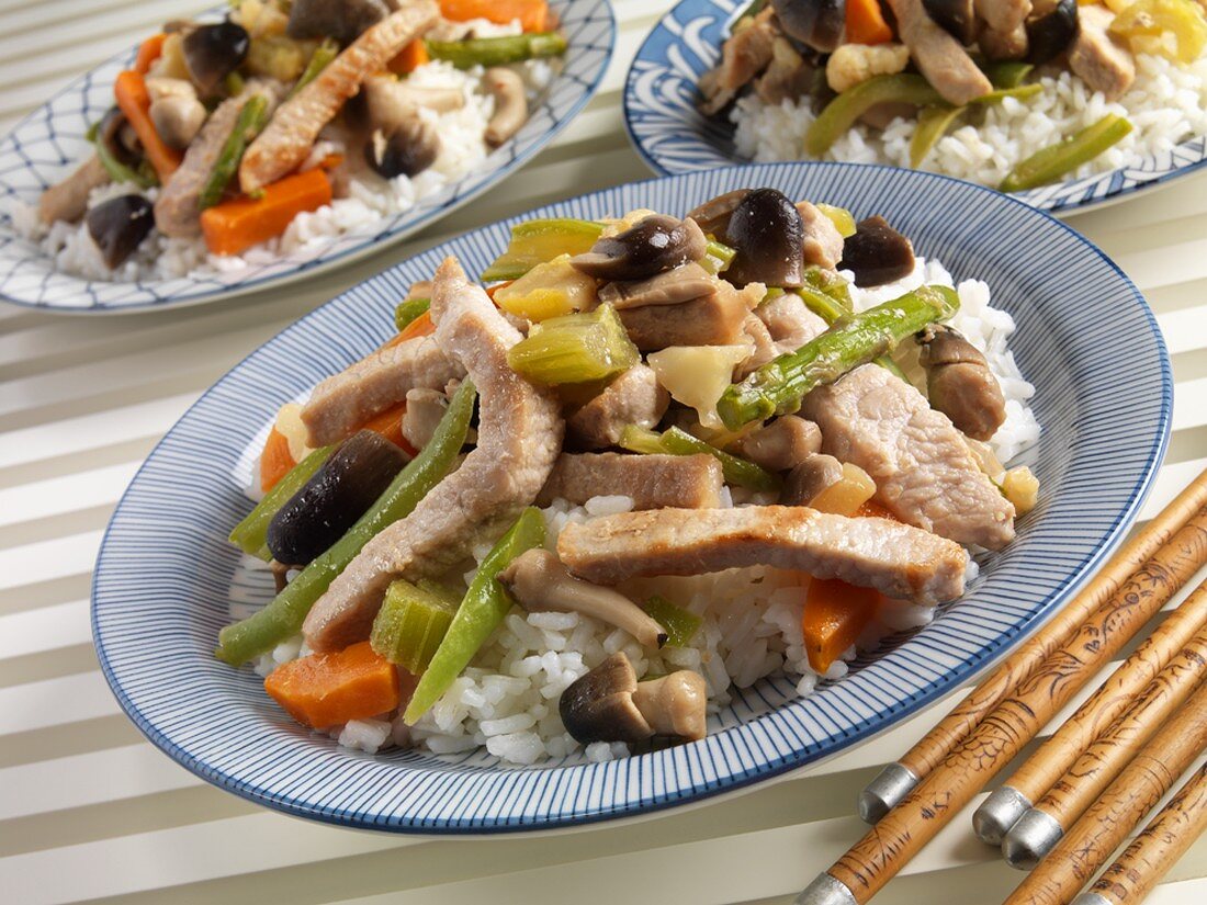 Schweinefleisch mit Pilzen, Gemüse und Reis (Asien)