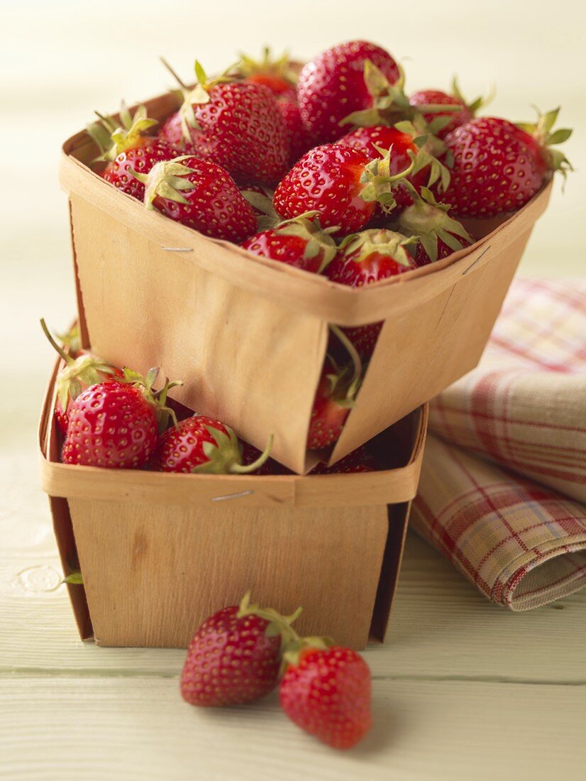 Frische Erdbeeren in zwei Spankörben