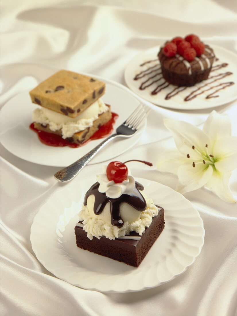 Brownies mit Vanilleeis, Himbeer-Schokoladen-Törtchen