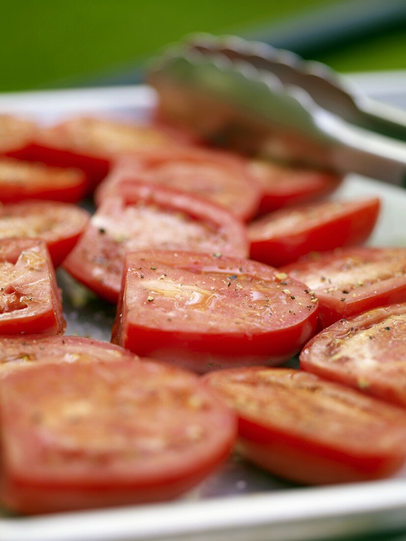 Marinierte Tomaten, zum Grillen vorbereitet