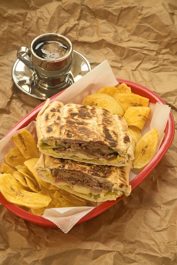 Sandwich mit Fleisch, Schinken und Bananenchips (Kuba)
