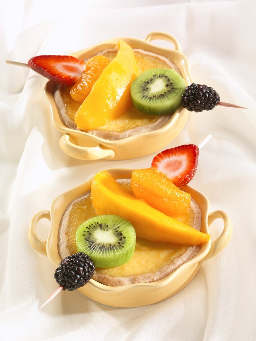 Mango-Vanille-Tarteletts mit Fruchtspiessen