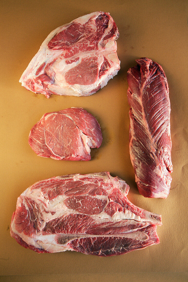 Vier verschiedene Rindfleischstücke auf Papier