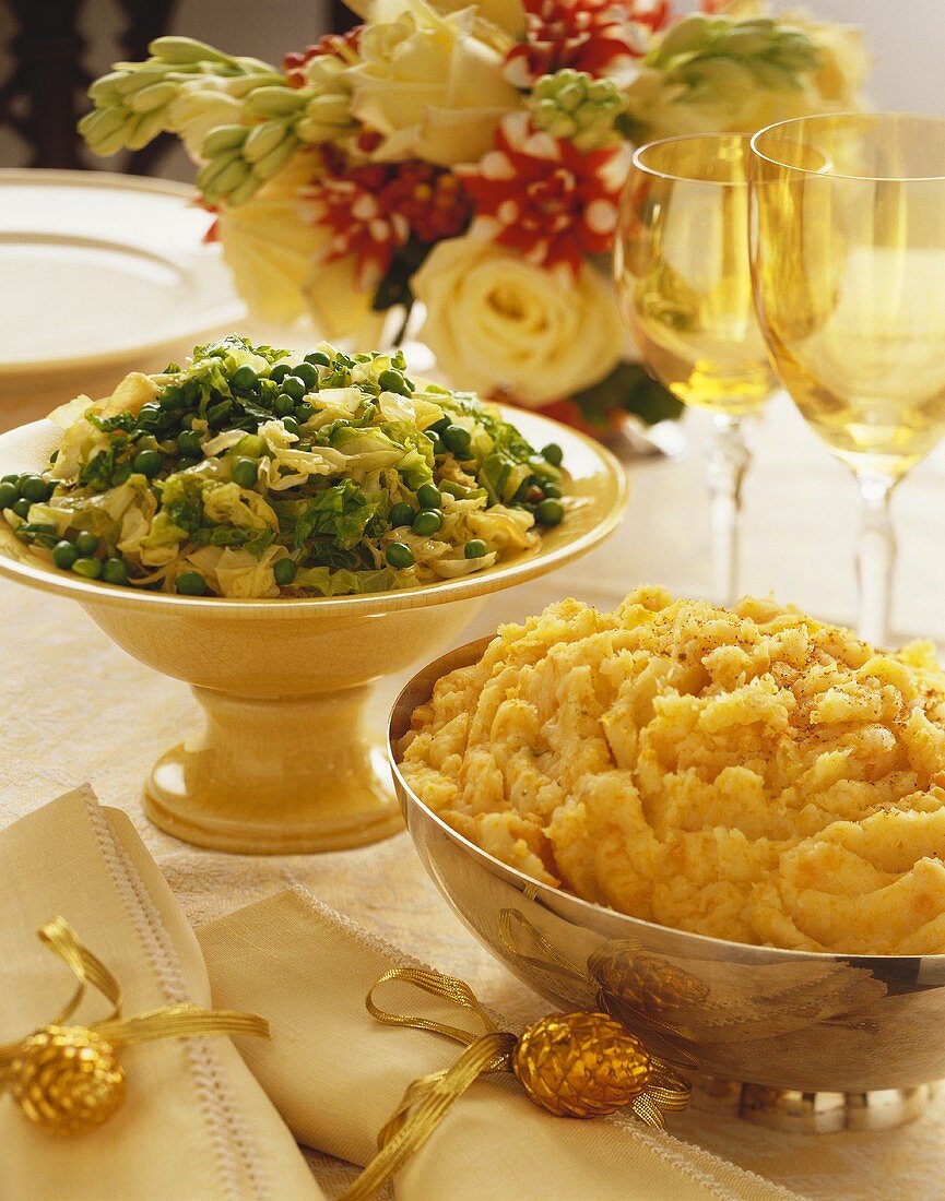 Wurzelgemüsepüree und Kohl mit Erbsen zu Thanksgiving (USA)