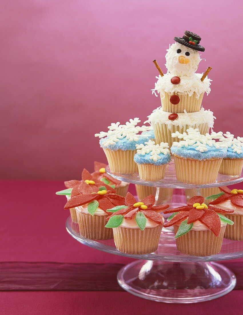 Verschiedene winterlich dekorierte Cupcakes auf Etagere