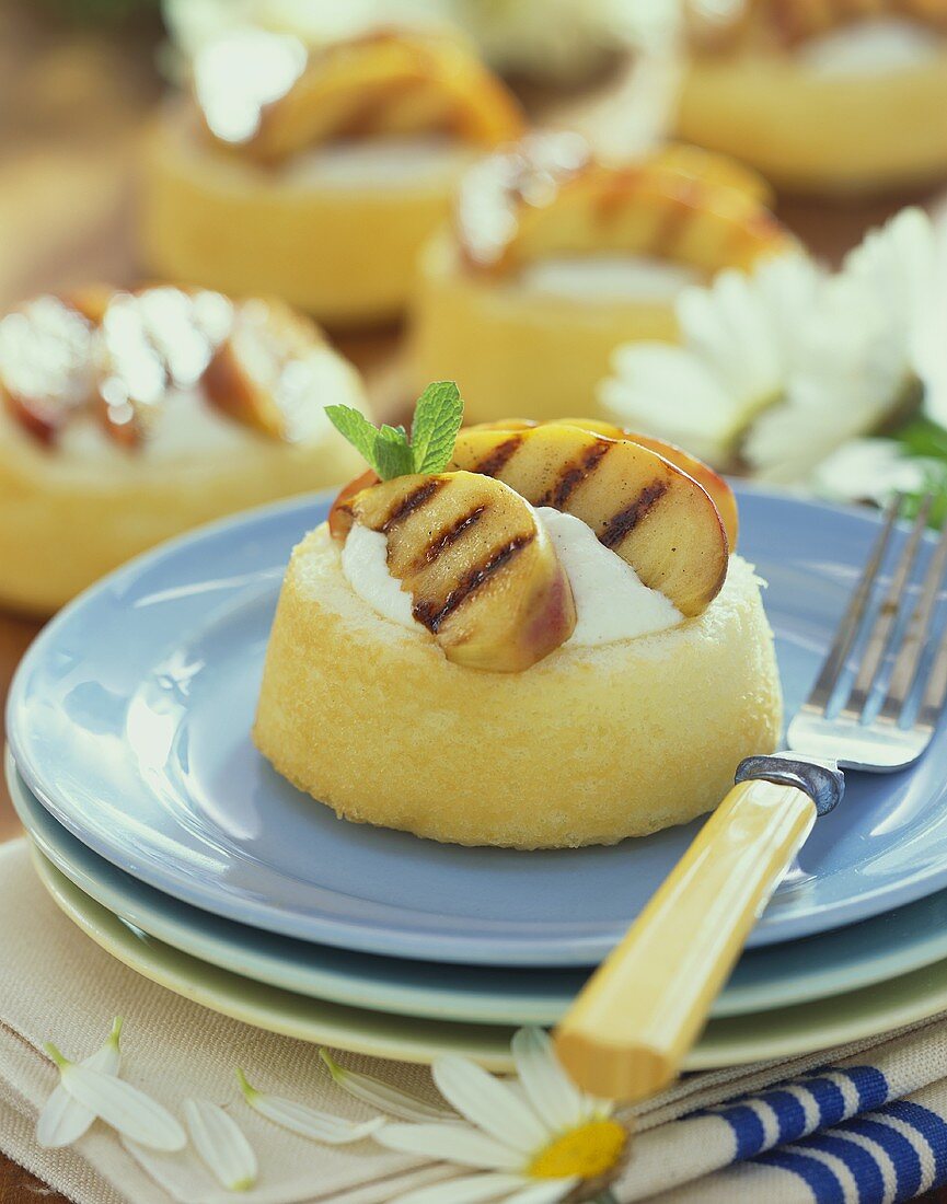 Kleiner Napfkuchen mit Sahne und gegrillten Pfirsichen