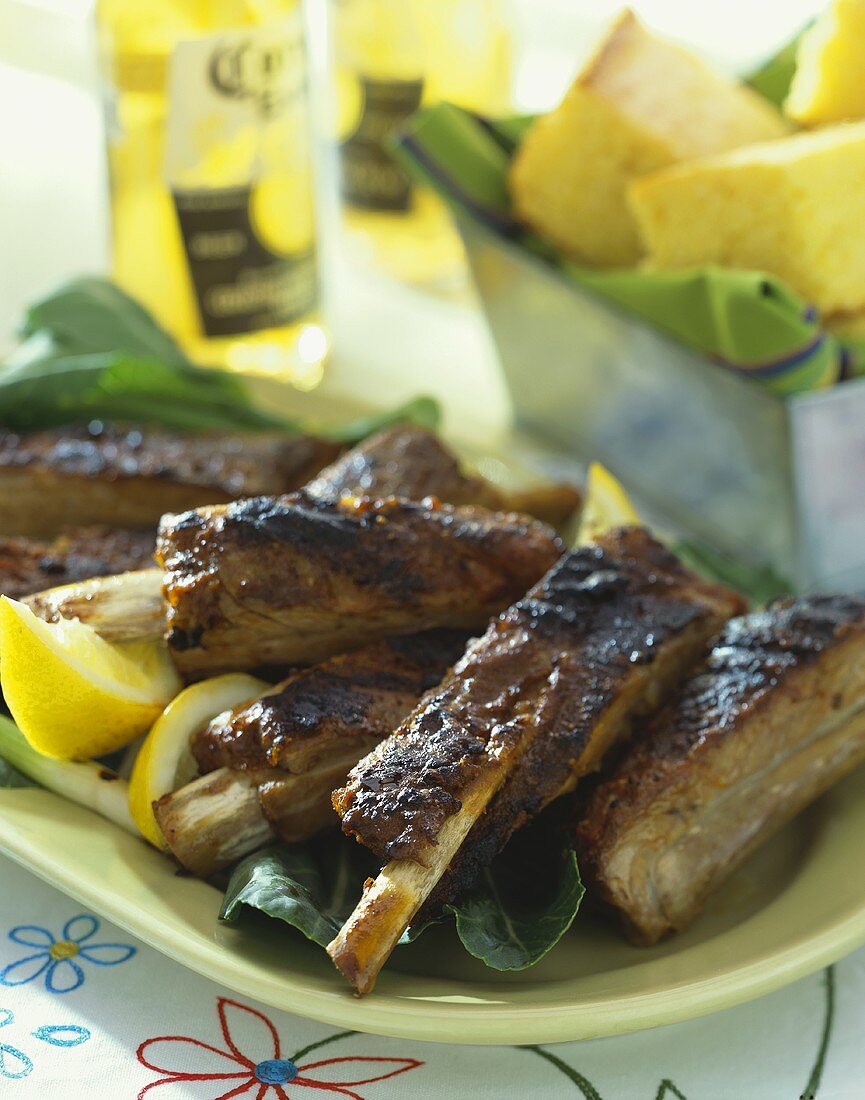 Spareribs, Maisbrot und Bierflaschen