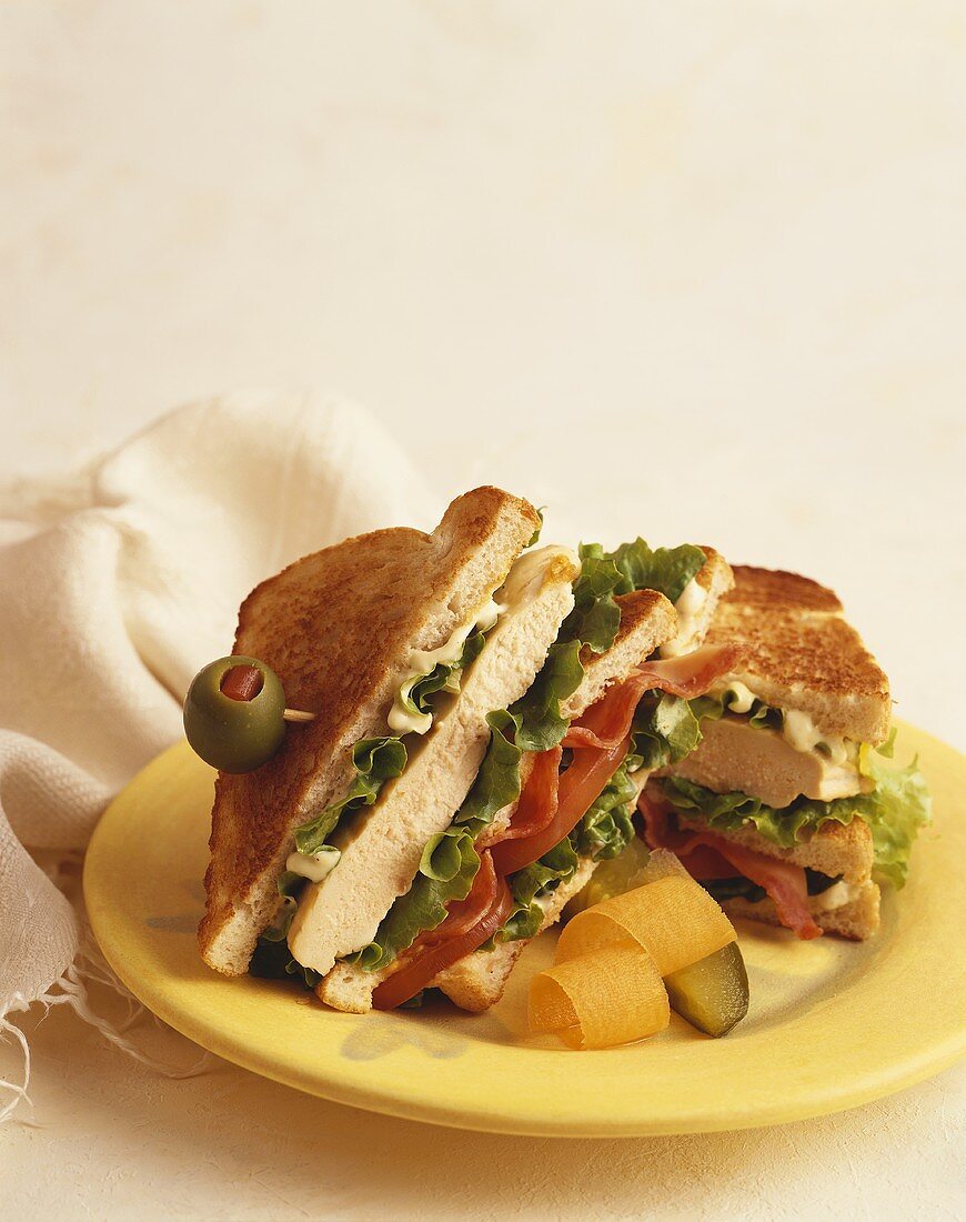 BLT-Sandwich mit Hähnchen und Olive auf Zahnstocher