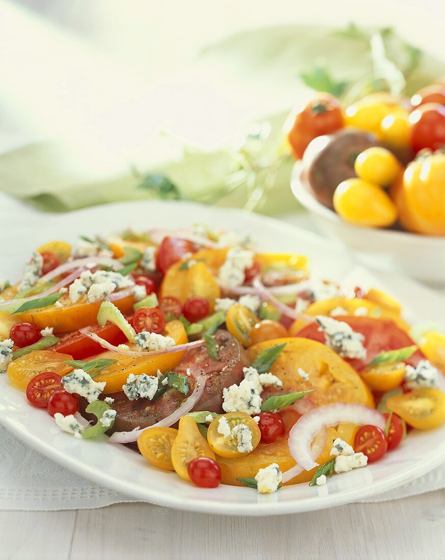 Tomatensalat mit Blauschimmelkäse und Zwiebeln