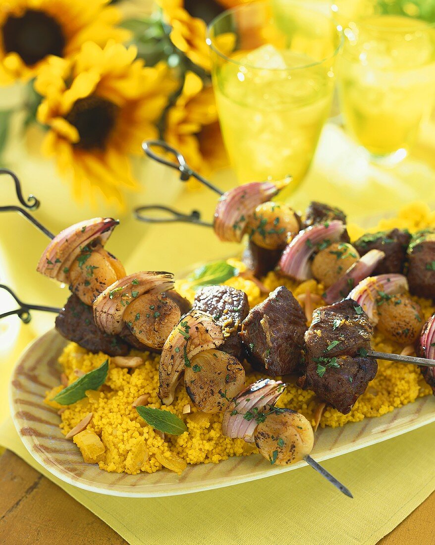 Lamm-Zwiebel-Spiesse auf Couscous, Sonnenblumen