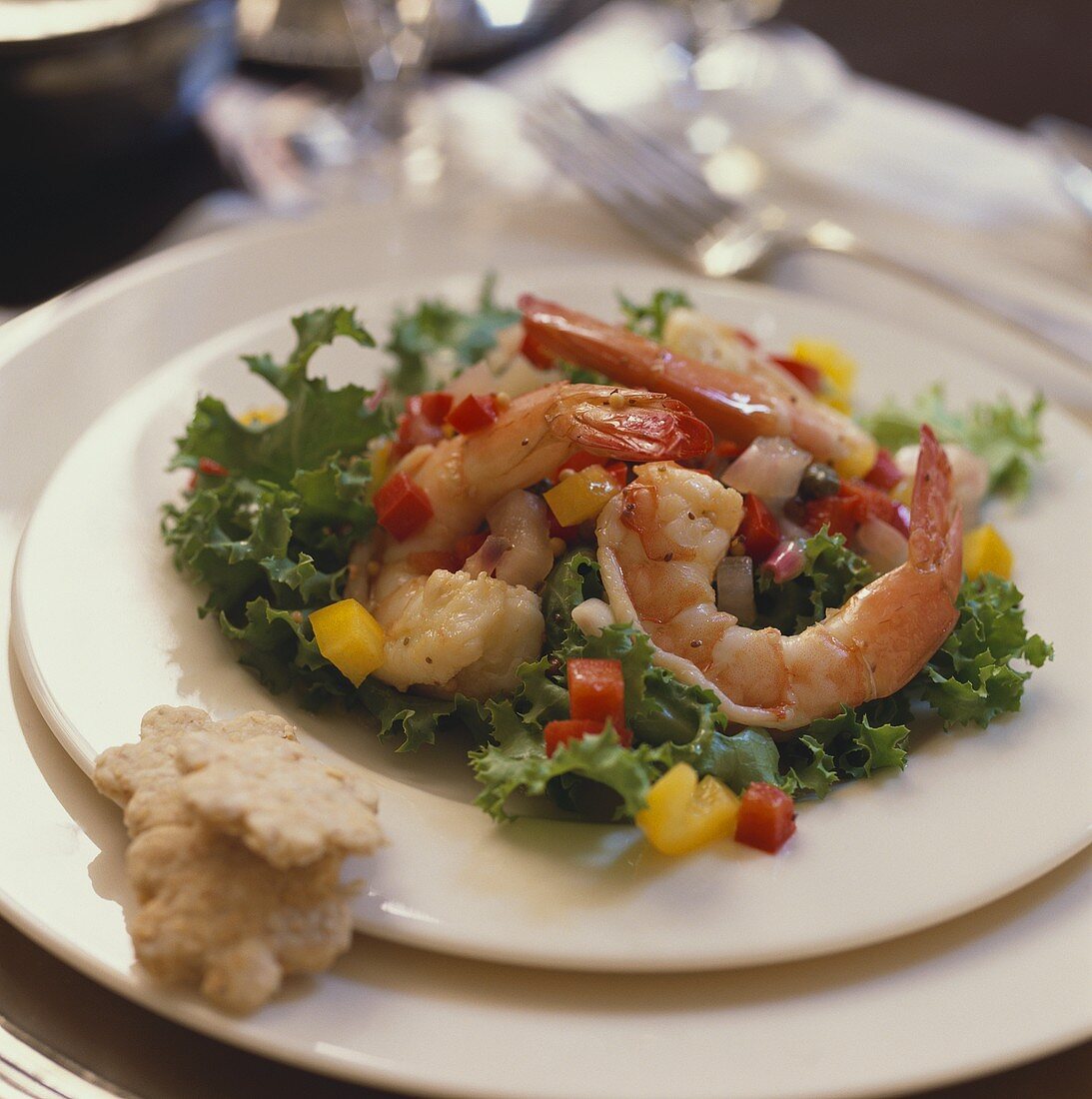 Shrimps mit Paprikawürfeln auf Salatblättern