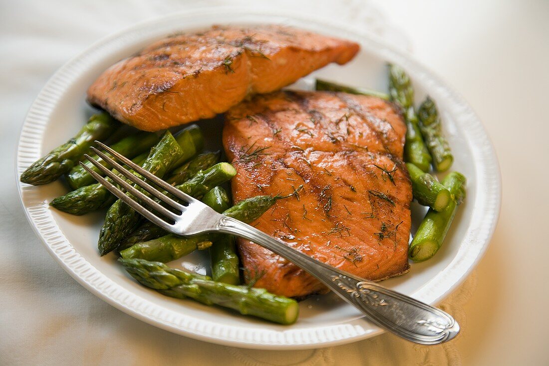 Grilled Salmon with Asparagus and Dill