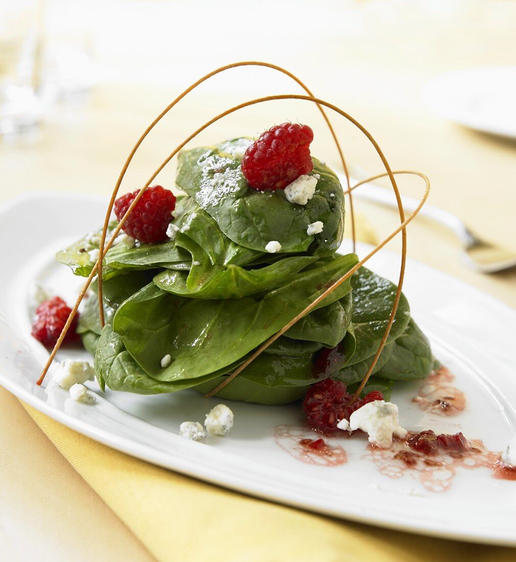 Spinatsalat mit Himbeeren und Blauschimmelkäse