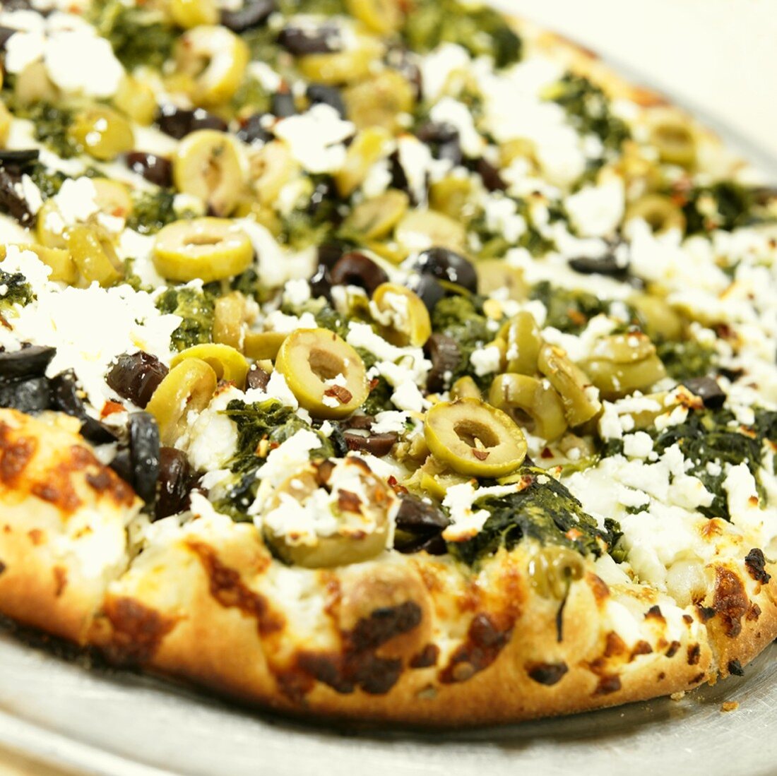 Griechische Pizza mit Feta und Oliven