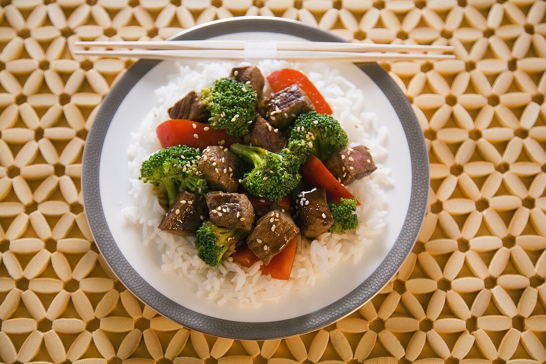 Rindfleisch mit Brokkoli auf Reis (Asien)