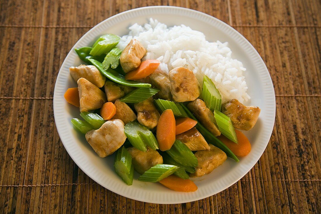Hähnchen Chop Suey mit Reis (Asien) – Bild kaufen – 679071 Image ...