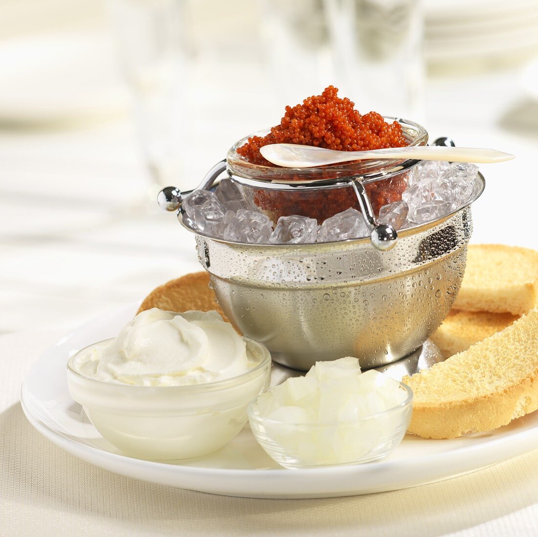 Roter Kaviar auf Eis mit Toast, saurer Sahne & Zwiebeln