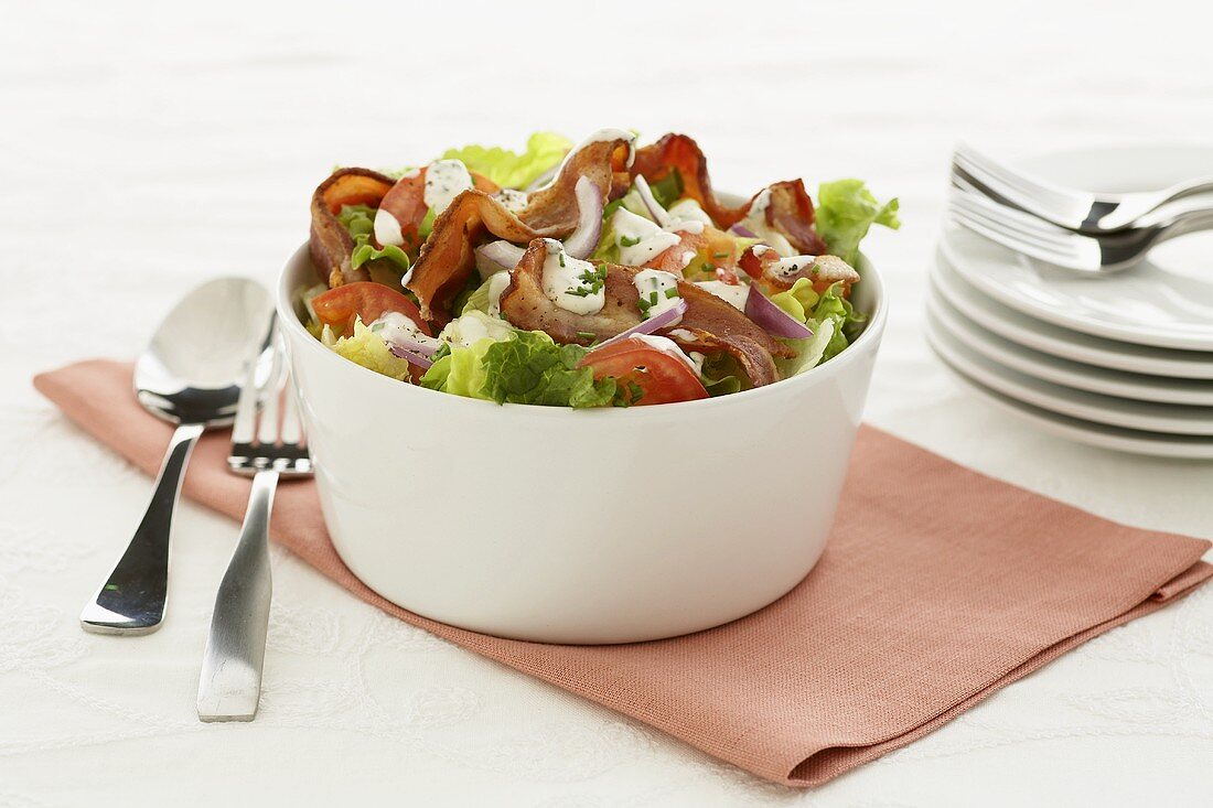 Blattsalat mit Speckstreifen, Tomaten & roten Zwiebeln