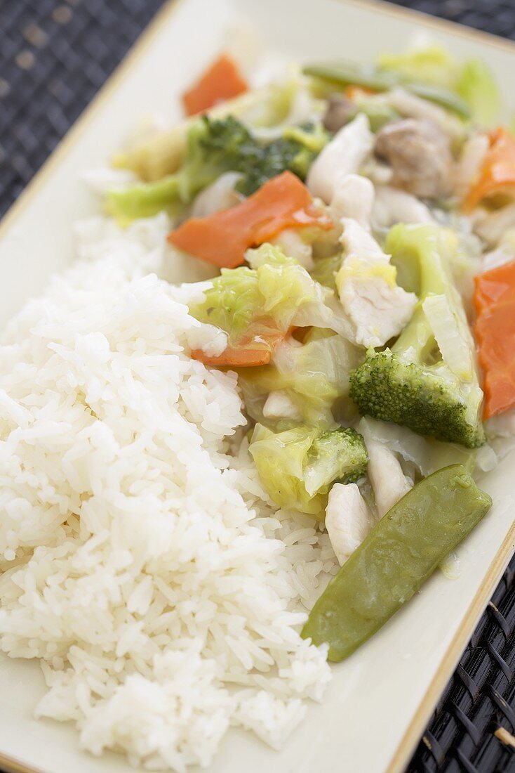Chop Suey mit Hühnerfleisch und Reis