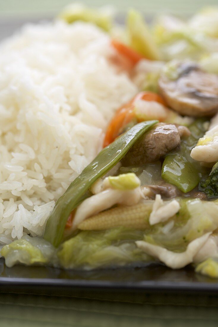 Chop Suey mit Huhn, Gemüse & Reis in Nahaufnahme