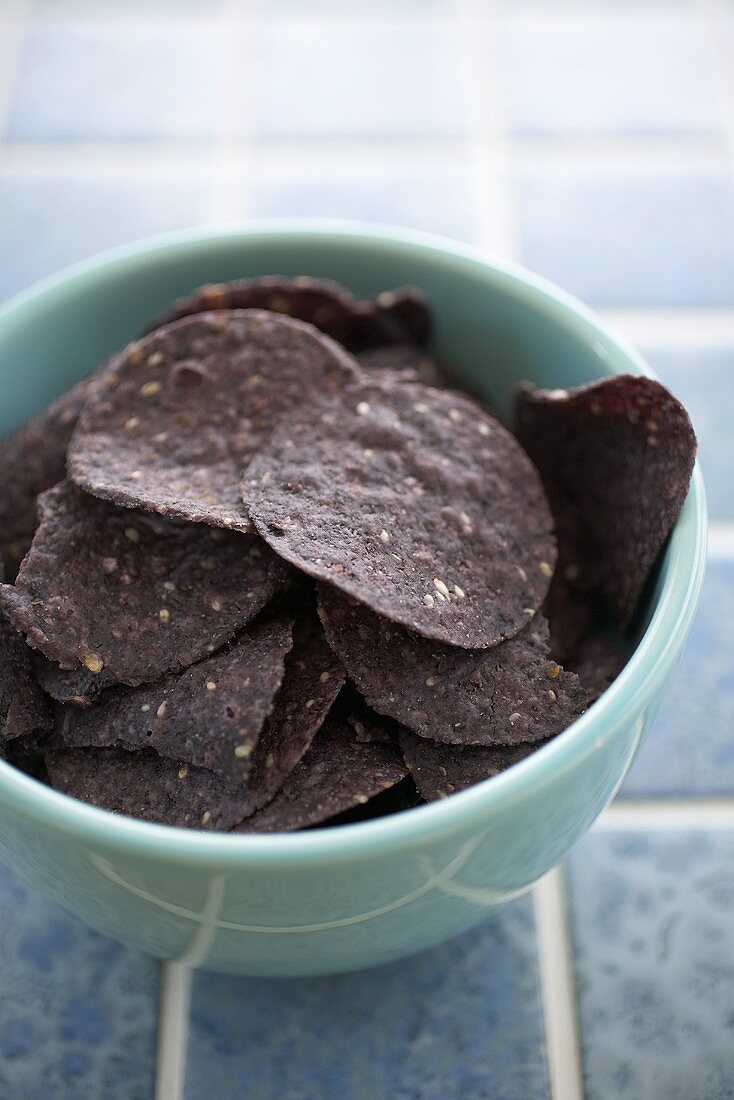 Blue Corn Tortilla Chips aus blauem Mais mit Sesam (Mexiko)