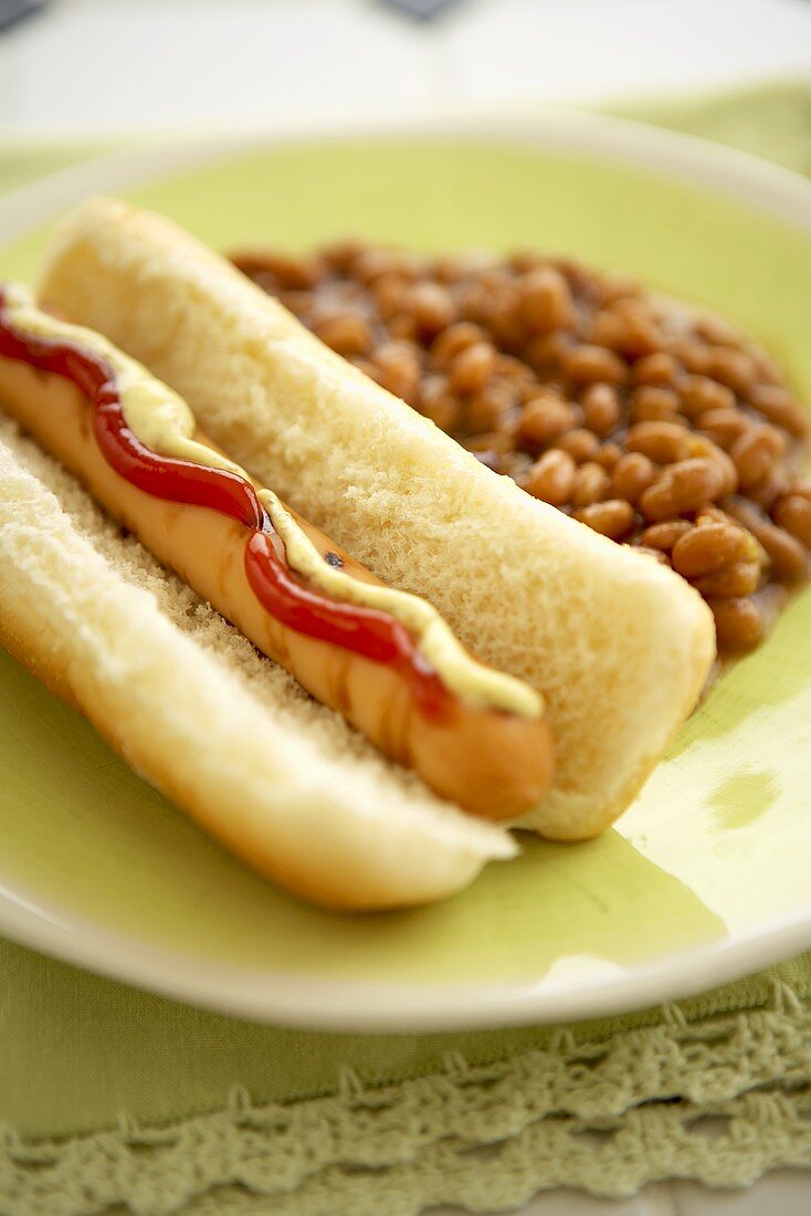 Hot Dog mit Baked Beans auf Teller
