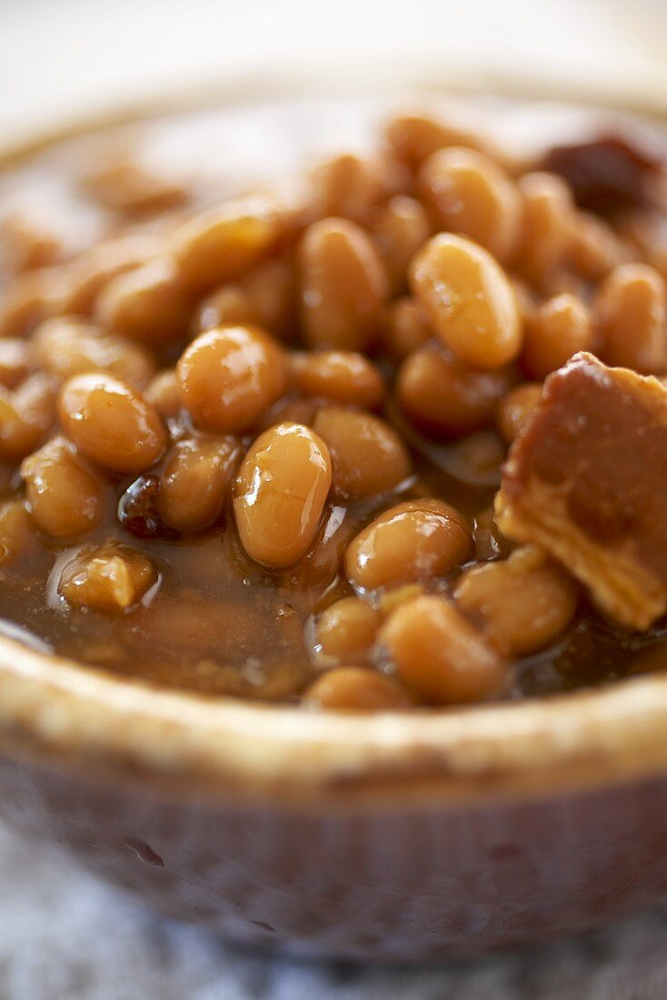 Baked Beans mit Speck (Bohneneintopf, USA) in Schälchen