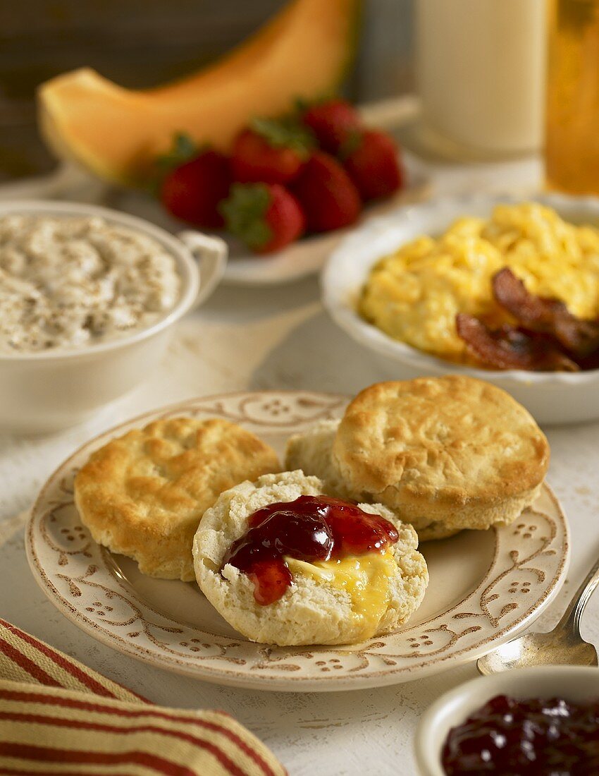 Biscuits mit Butter & Marmelade auf Frühstückstisch