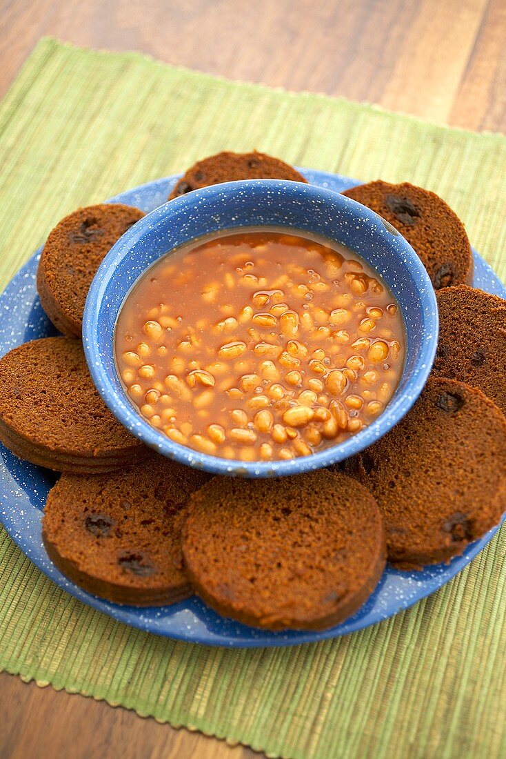 Boston Brown Bread (Brotspezialität, USA) mit Baked Beans