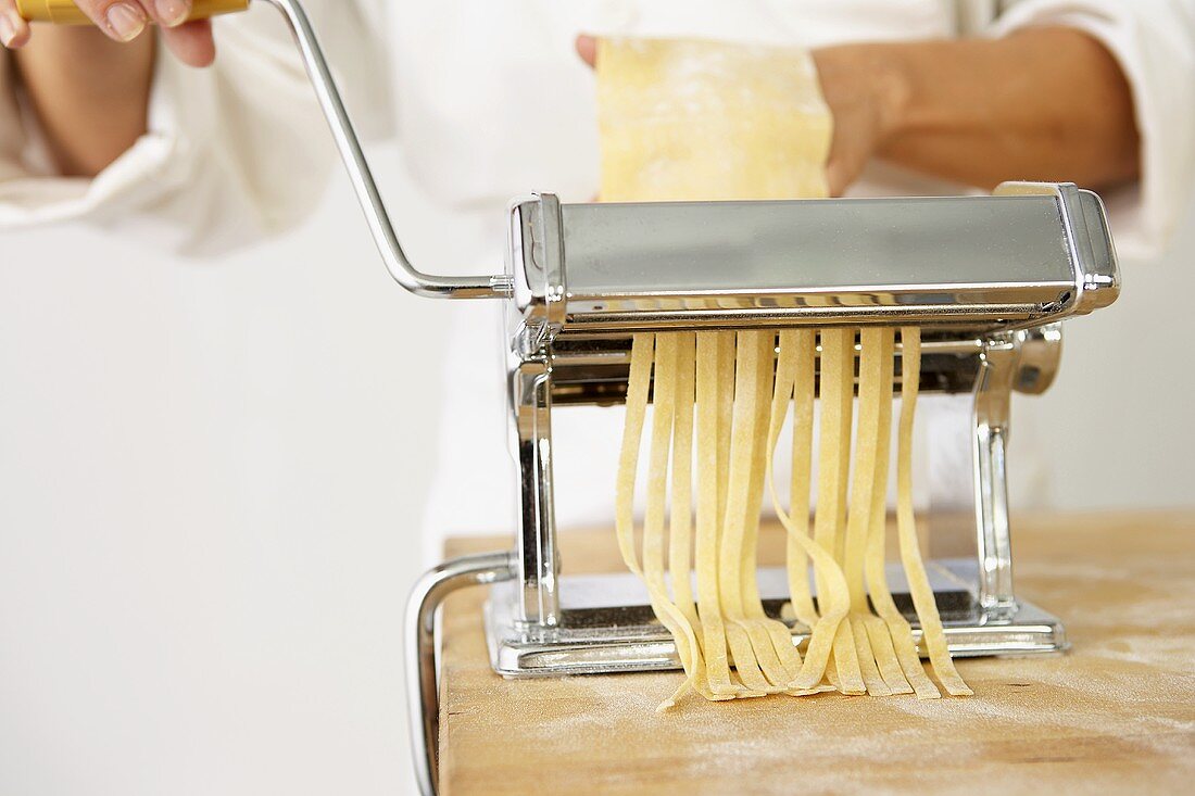 Tagliatelle mit der Nudelmaschine herstellen