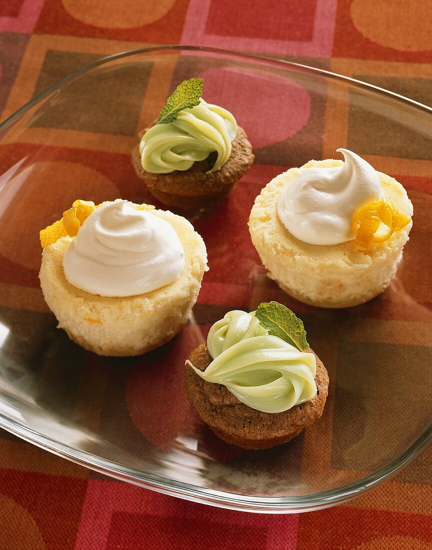 Mini-Orangen-Käsekuchen und Mini-Cupcakes mit Minzcreme