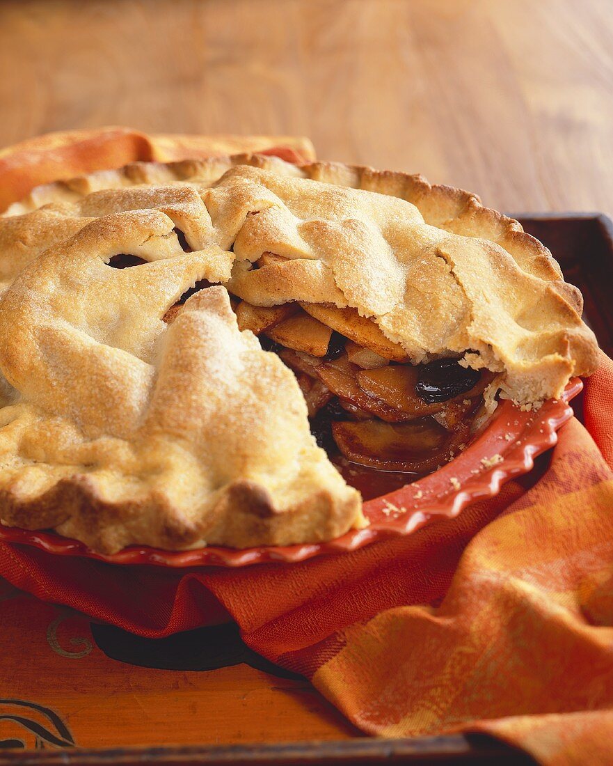 Apfel-Rosinen-Pie, angeschnitten, in Backform