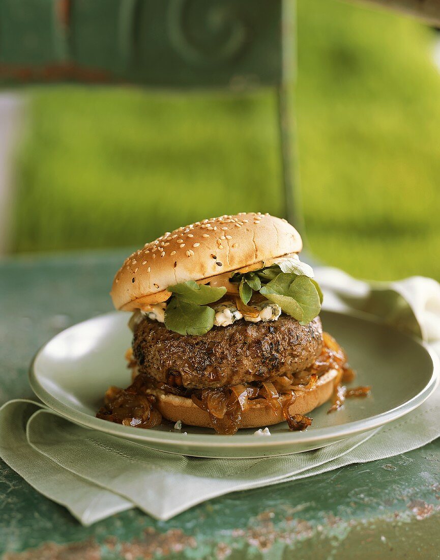 Burger mit Blauschimmelkäse und gegrillten Zwiebeln