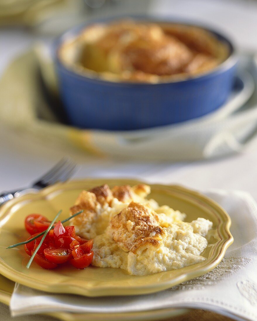 Käsesouffle mit Kirschtomaten und Schnittlauch