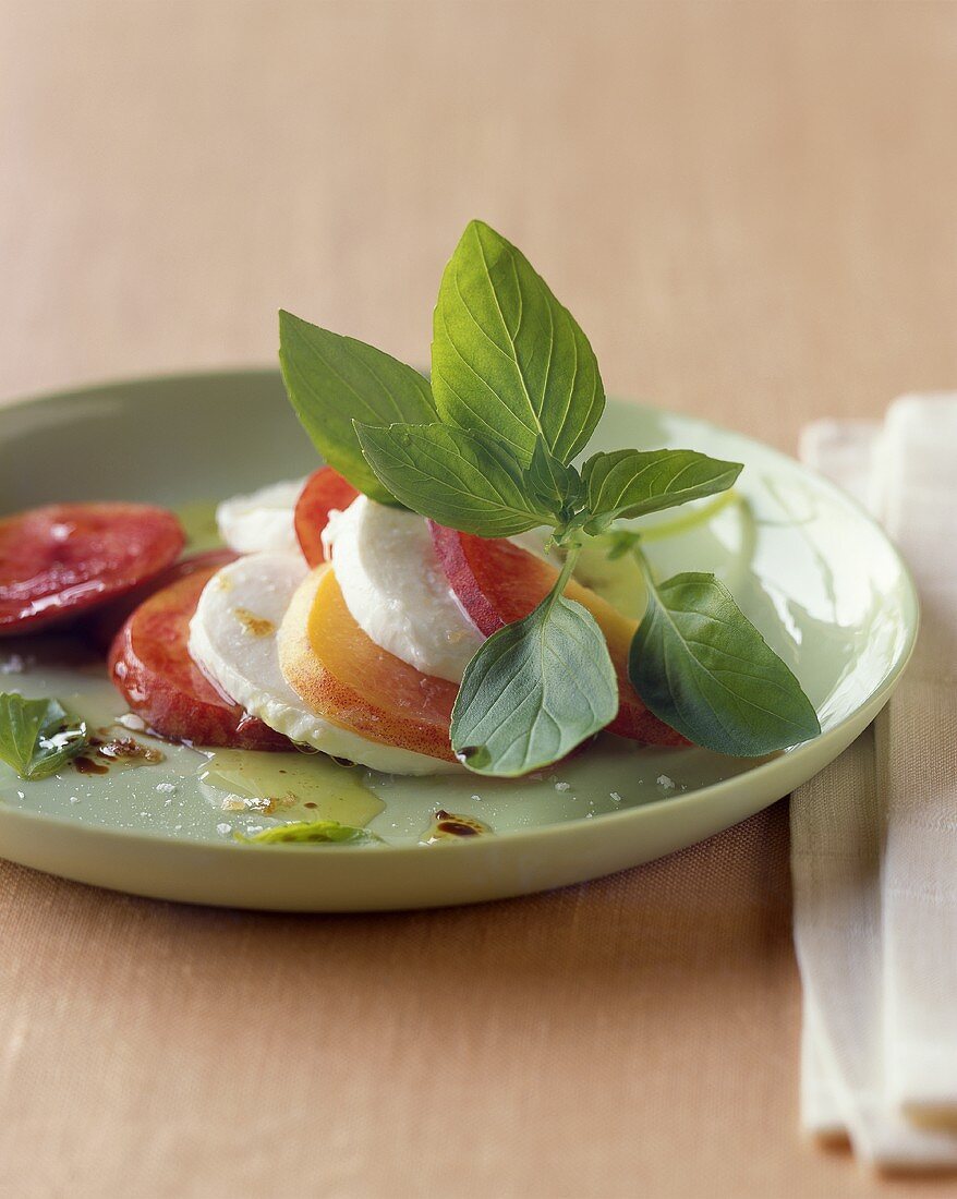 Tomaten mit Mozzarella und Basilikum