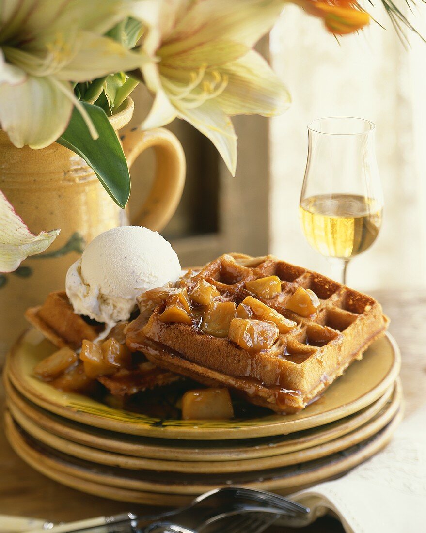 Waffeln mit karamellisierten Äpfeln und Vanilleeis