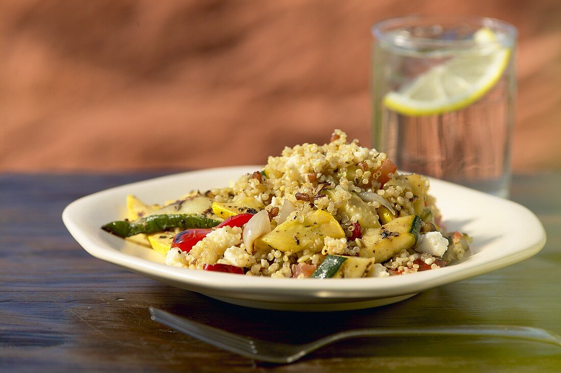 Quinoa mit Gemüse in einem tiefen Teller