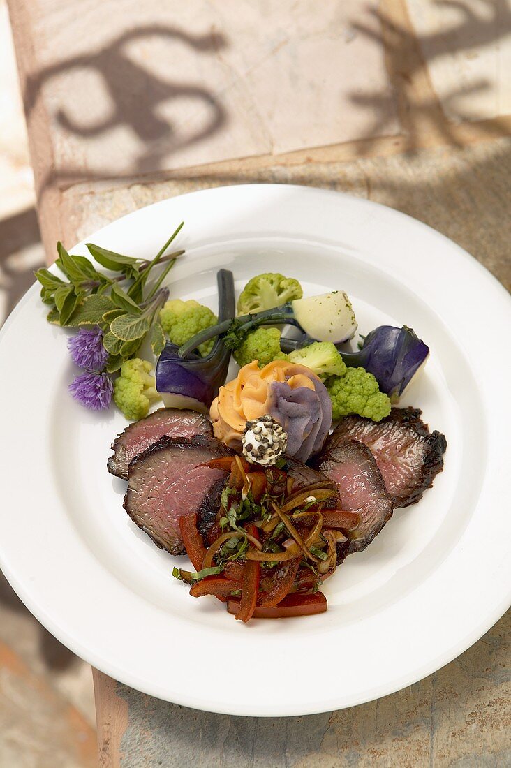 Scheiben vom Rinderfiletsteak mit Currybutter und Gemüse