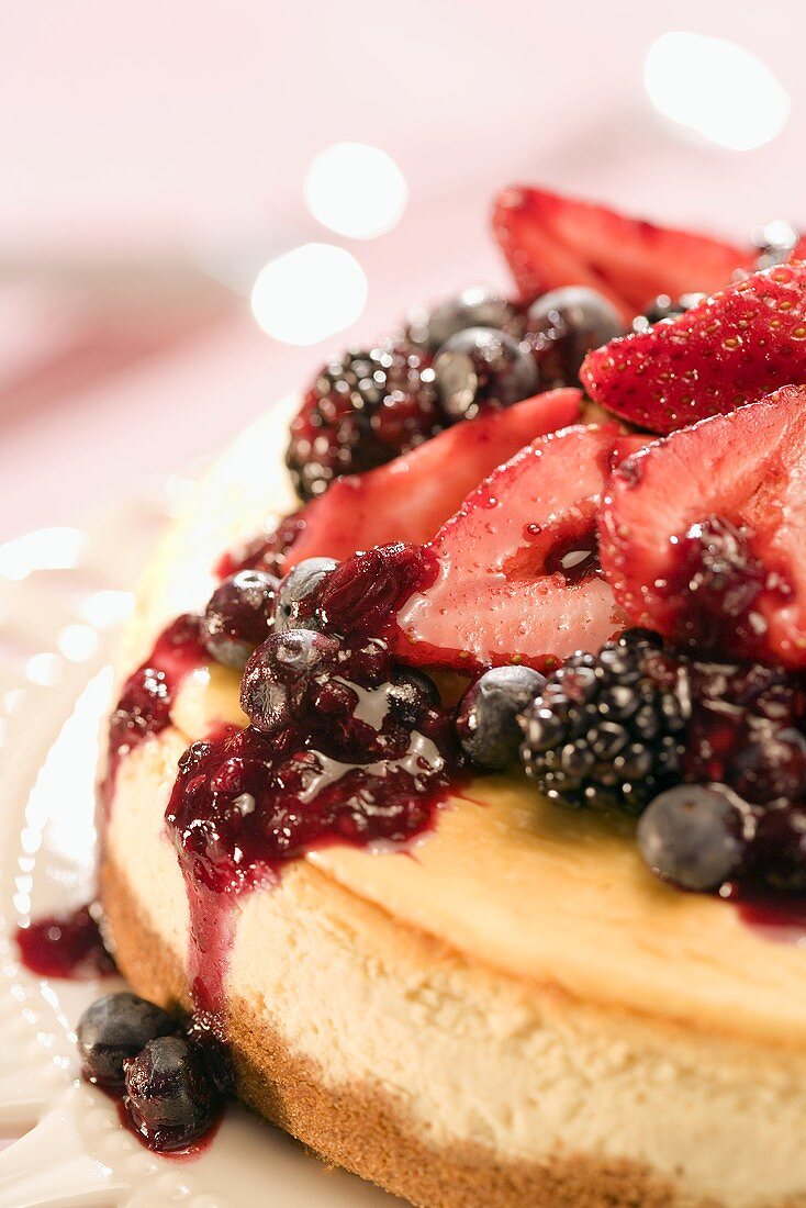 Ein Käsekuchen mit marinierten Beeren (Nahaufnahme)