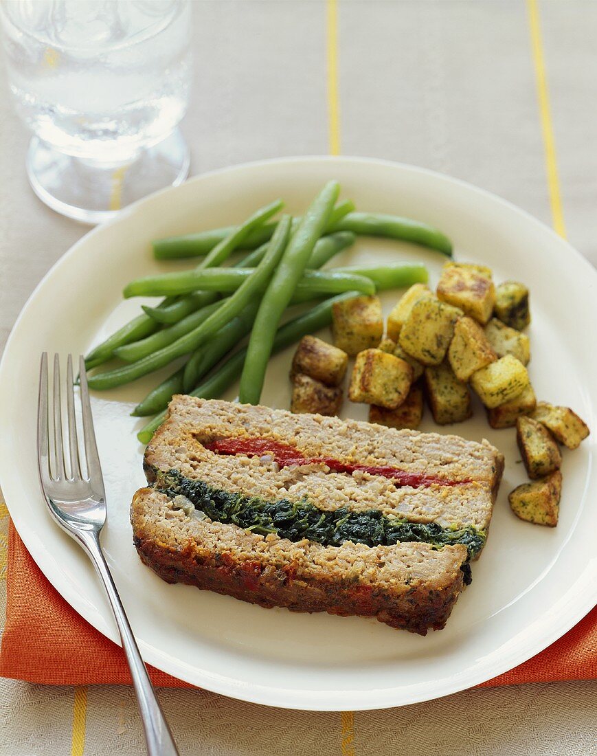 Gefüllter Hackbraten mit grünen Bohnen und Bratkartoffeln