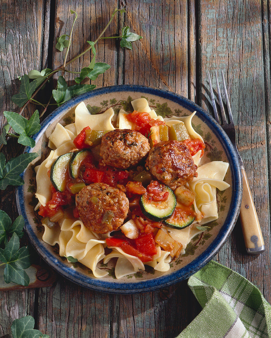 Nudeln mit Putenklösschen und Zucchini-Tomaten-Sauce