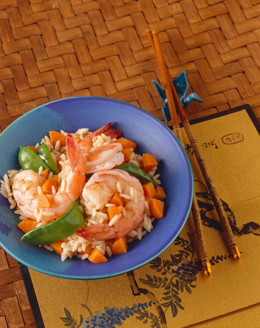 Shrimps und Gemüse mit Reis in blauer Schale (Asien)