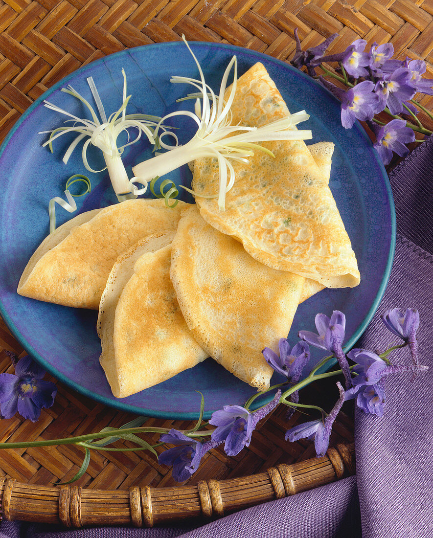 Crepes mit Frühlingszwiebeln (Draufsicht)