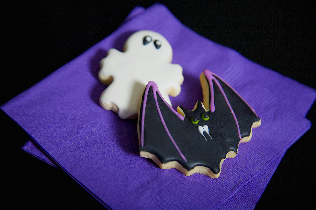 Two biscuits (ghost, bat) for Halloween